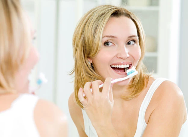 Sposób szczotkowania zębów odgrywa kluczową rolę w utrzymaniu prawidłowej higieny jamy ustnej