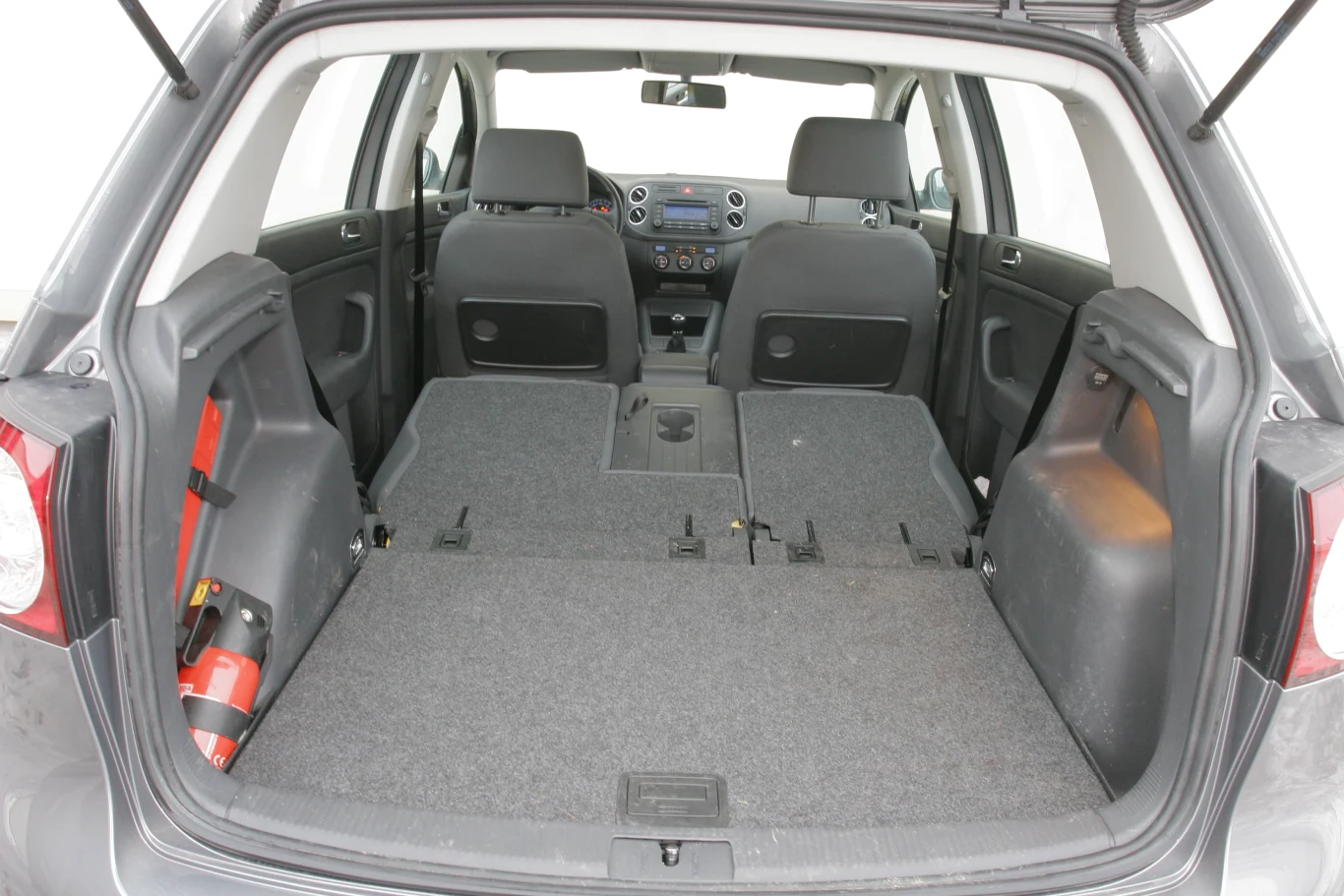 Bliski ideału bagażnik ma pojemność od 395 do 1450 l. Środkowa część kanapy może być złożona oddzielnie i posłużyć za stolik.