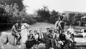 Rodzinna wycieczka do warszawskiego ZOO (reprodukcja pocztówki z 1937 r.) 