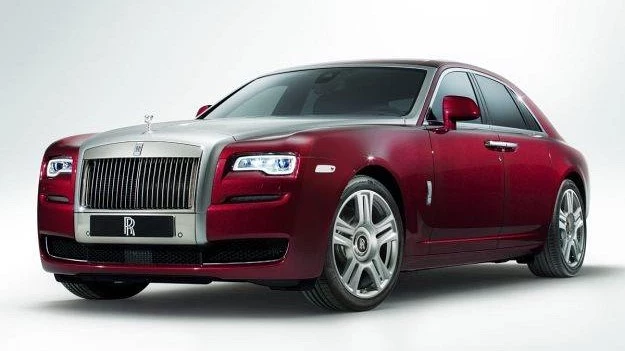 Rolls-Royce zaprezentował w Genewie odświeżonego Ghosta. Produkowana od 5 lat limuzyna otrzymała nowe LED-owe światła do jazdy dziennej, subtelnie zmieniony kształt przedniego pasa oraz większy wyświetlacz systemu multimedialnego, wzbogaconego o dodatkowe funkcje (m.in. Wi-Fi).