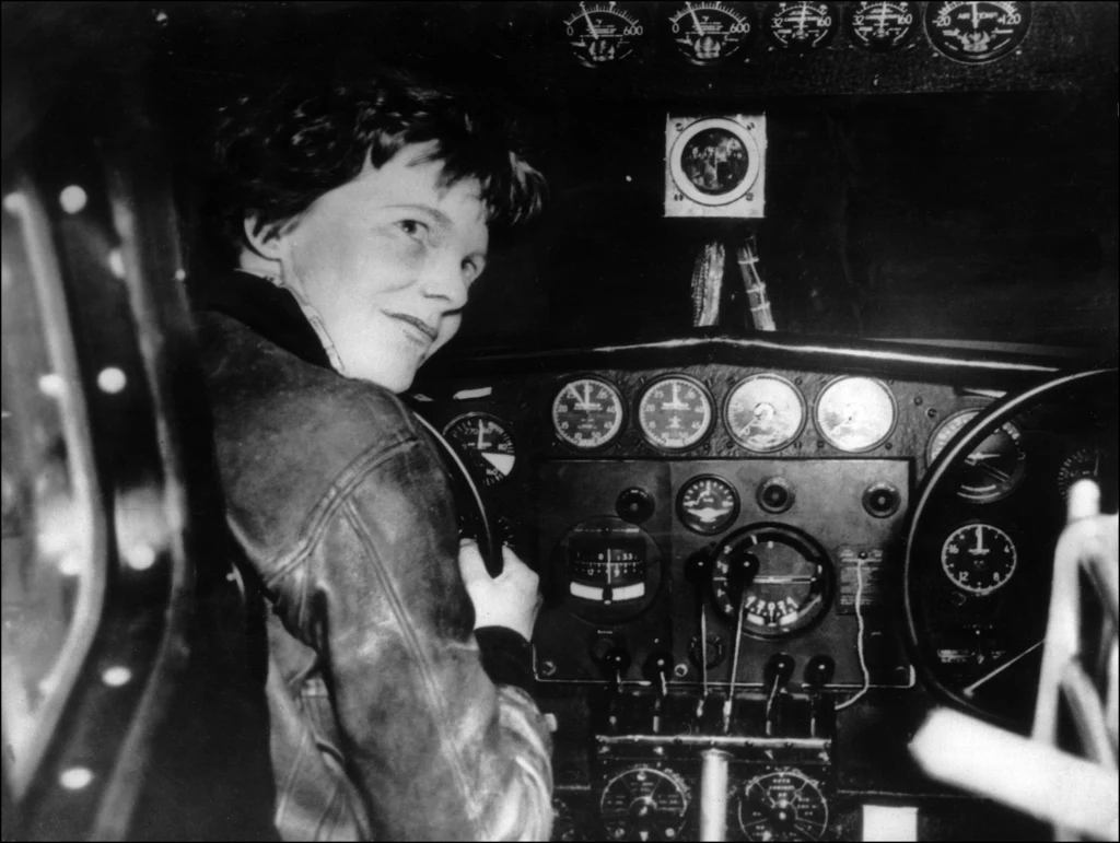 Amelia Earhart w kabinie swojego samolotu