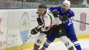 Michała Kotlorza (L) z GKS Tychy atakuje Filip Komorski (P) z Aksam Unii Oświęcim