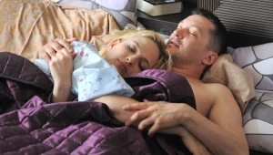 “Na Wspólnej”: Bogdan (Wojciech Brzeziński) w objęciach Joanny (Anna Cieślak) 