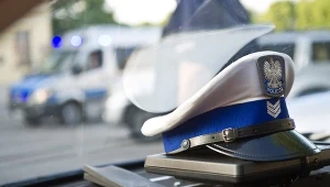 Mężczyźni zaatakowali policjantów na stacji paliw.