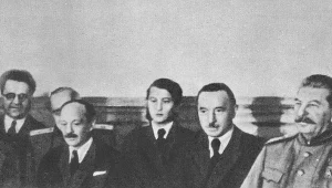 Podpisanie paktu polsko-radzieckiego o przyjaźni, pomocy wzajemnej oraz współpracy, n/z od prawej: Józef Stalin, Bolesław Bierut, Wanda Wasilewska. Moskwa, 21 kwietnia 1945 r. 