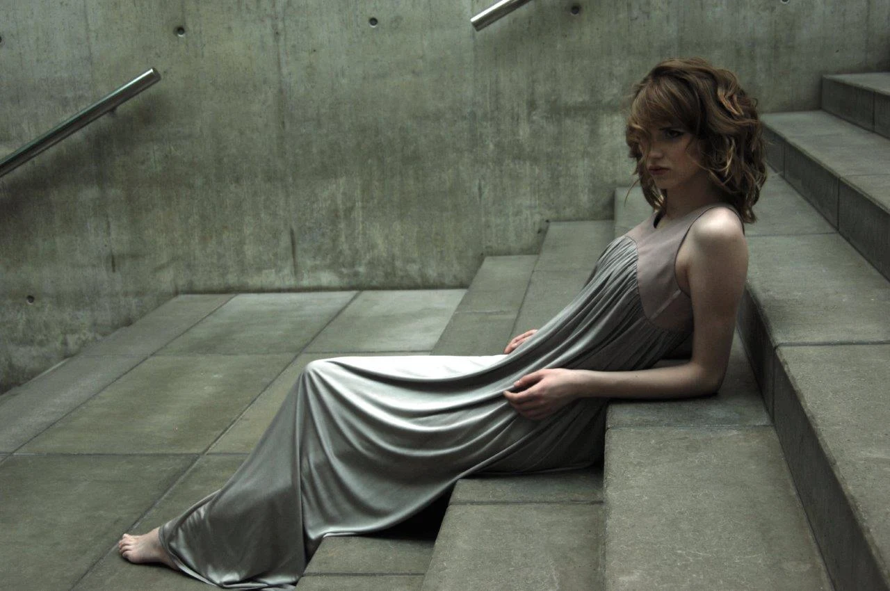 W kolekcji wiosna/lato 2014 dominują: włoski jedwab i bawełna, a także polska dzianina, łączona z naturalnymi skórami. W ofercie znalazły się: sukienki, spodnie, spódnice, tuniki. Całość dopełniają t-shirty i bluzki z nadrukami