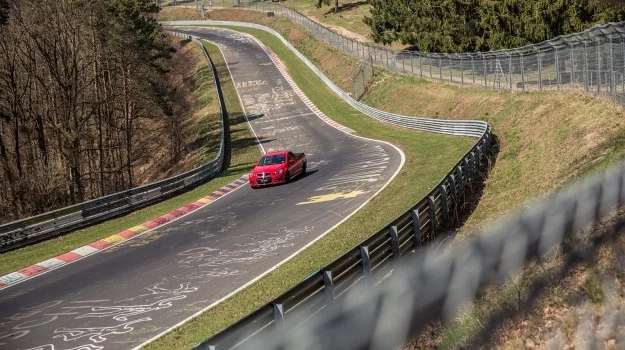 Tor Nürburgring ma status jednokierunkowej drogi publicznej i należy do najbardziej wymagających obiektów sportowych na świecie. Najczęściej samochody wykorzystują 20,8-kilometrowy odcinek jego Północnej Pętli. Składa się on z około 154 zakrętów, a różnice wysokości terenu sięgają tam 300 m. 