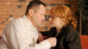 „Komisarz Alex”: Lucyna (Magdalena Walach) z kapitanem Wilczykiem (Andrzej Konopka)