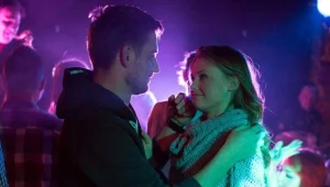 Przemek w klubie od razu otoczy ukochaną opieką… A Ola, rozmarzona, tylko cicho westchnie: - W sumie fajnie cię mieć w eskorcie...