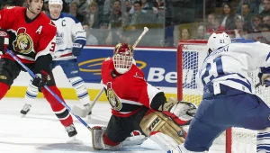 Mariusz Czerkawski (z prawej) w barwach Toronto Maple Leafs pokonywał Dominika Haszka z Ottawa Senators. Z lewej obecny kapitan reprezentacji Słowacji Zdeno Chara. Teraz pora, by pokonał problemy polskiego hokeja.