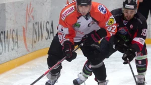 Hokeista JKH GKS Jastrzębie Maciej Urbanowicz (L) walczy o krążek z Krzysztof Zapałą (P) z Ciarko PBS Bank KH Sanok