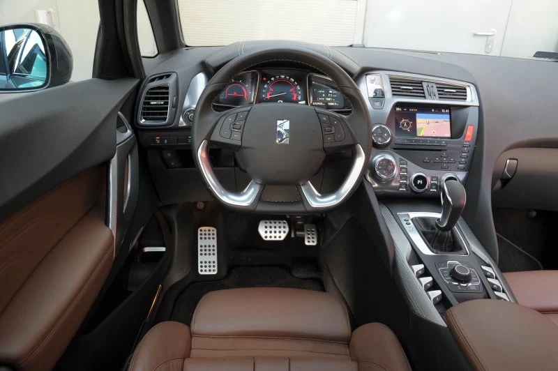 Wnętrze DS5: jedno z bardziej futurystycznych od wielu lat. Chaos w rozmieszczeniu przycisków i pokręteł nie ułatwia obsługi. Mocno spłaszczona u dołu kierownica jest niewygodna. Wnętrze DS5: jedno z bardziej futurystycznych od wielu lat. Chaos w rozmieszczeniu przycisków i pokręteł nie ułatwia obsługi. Mocno spłaszczona u dołu kierownica jest niewygodna.