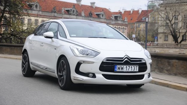 DS5 Hybrid4 jest droższy od słabszej wersji 2.0 HDi 160 KM bez silnika elektrycznego i napędu 4WD o 20 tys. zł.