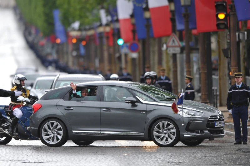 Prezydent Francji Francois Hollande w Citroenie DS5 Hybrid4 podczas inauguracji swojej prezydentur y.
