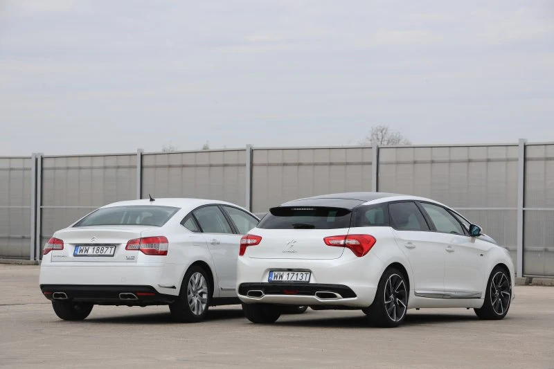 C5 przy DS5 to krańcowo konserwatywne auto. DS5 może mu pozazdrościć za to hydropneumatycznego zawieszenia.