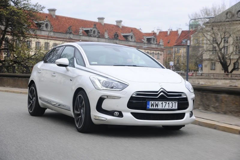 DS5 Hybrid4 jest droższy od słabszej wersji 2.0 HDi 160 KM bez silnika elektrycznego i napędu 4WD o 20 tys. zł.
