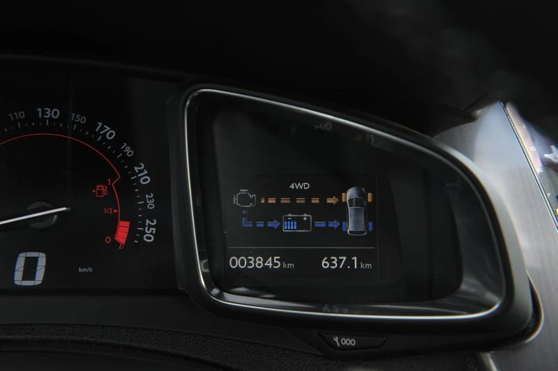 Silnik spalinowy napędza koła przednie, a elektryczny tylne. W ten sposób DS5 zyskuje napęd na wszystkie koła (do 120 km/h).