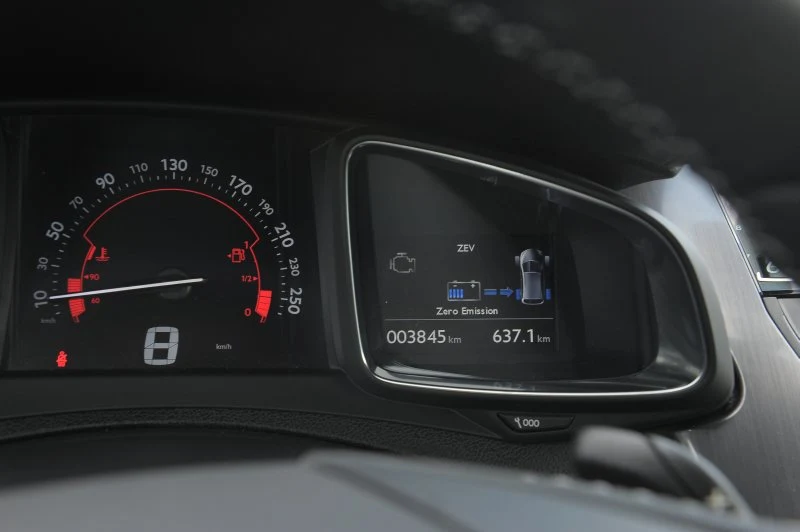 Wykorzystując tylko silnik elektryczny (do 55 km/h), zasilany z akumulatora, DS5 staje się autem wyłącznie tylnonapędowym.