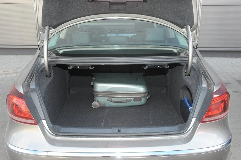 Foremny bagażnik VW jest większy od tego w DS5, ale po złożeniu kanapy zmieścimy tu tylko płaskie przedmioty.