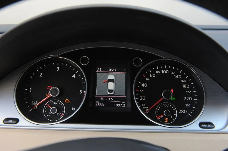 Wzorowo czytelne zegary CC. Bardzo dokładny wskaźnik poziomu paliwa znacznie ułatwia planowanie tankowania.