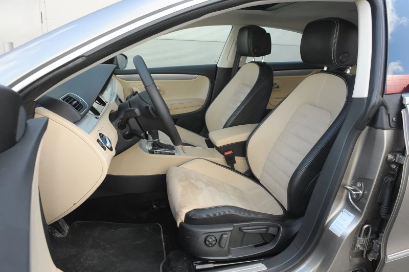 Dobrze wyprofilowany i wygodny fotel da się odsunąć o 10 cm dalej od pedałów niż u rywala.