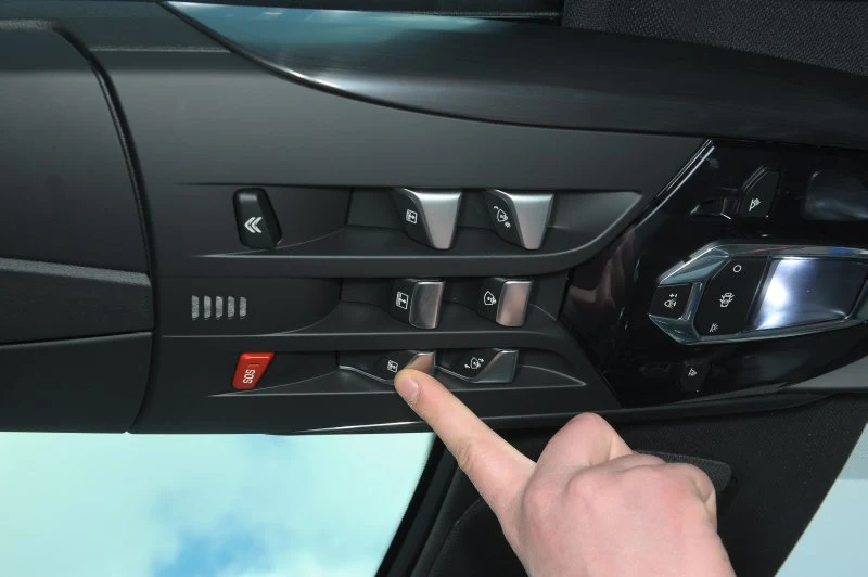 ...służą do obsługi rolet dachowych i ekranu HUD.