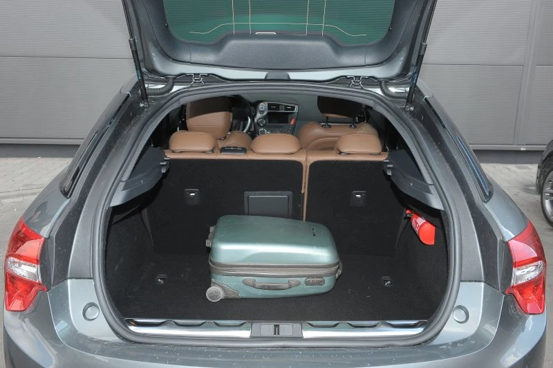 Bagażnik jest spory, a po powiększeniu zmieści nawet pralkę. Szkoda, że można go otworzyć tylko z wnętrza lub pilotem.