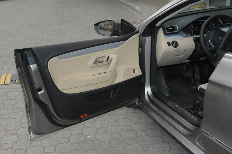 Do oryginalnego nadwozia świetnie pasują drzwi bez ramek. Tu stylistom nie zabrakło odwagi.