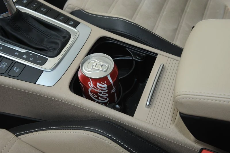 W CC przydają sie dwa pewne uchwyty na napoje i schowek za nimi – tego brakuje w DS5.