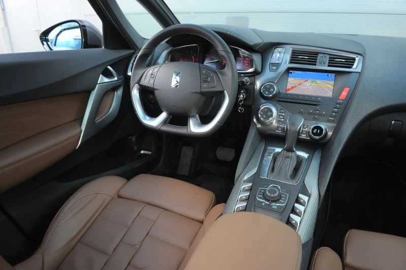 Design wnętrza DS5 zasługuje na same pochwały. Świetnie, że nie ma tu elementów zapożyczonych z innych Citroenów. Kierowcy przeszkadzać może jedynie duża i mocno spłaszczona kierownica.