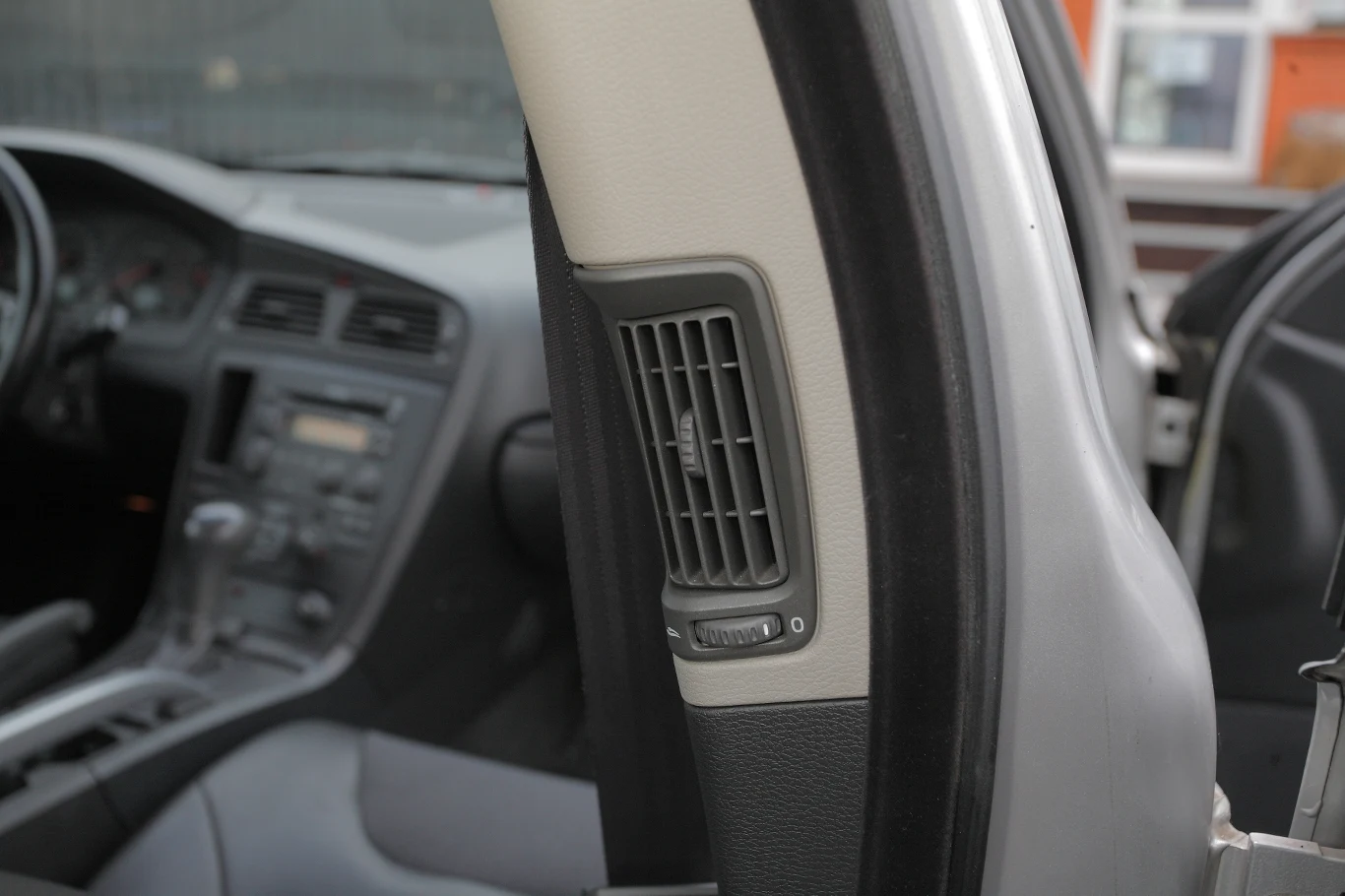 Bez dopłaty: charakterystyczne wloty powietrza w słupkach. Bez dopłaty: charakterystyczne wloty powietrza w słupkach.