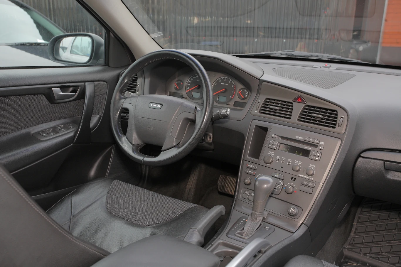 Znakomita jakość wykończenia wnętrza to znak firmowy Volvo. Patrząc na zużycie materiałów, nie jesteśmy w stanie ocenić przebiegu. Większość egzemplarzy ma skrzynię automatyczną. Znakomita jakość wykończenia wnętrza to znak firmowy Volvo. Patrząc na zużycie materiałów, nie jesteśmy w stanie ocenić przebiegu. Większość egzemplarzy ma skrzynię automatyczną.