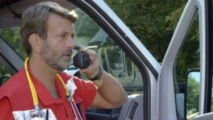 Wiktor odbiera telefon od córki. Okazuje się, że Zosia pod nieobecność ojca urządziła imprezę... 