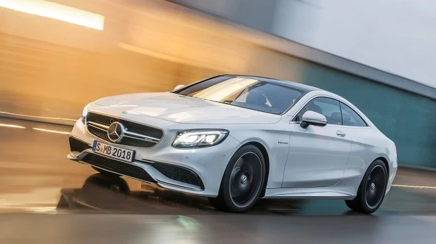 S 63 AMG Coupe wyróżnia się charakterystycznymi dla modeli AMG elementami, m.in. osłoną chłodnicy z "podwójnym ostrzem", prowadnicami powietrza oraz emblematem V8 Biturbo na błotnikach.