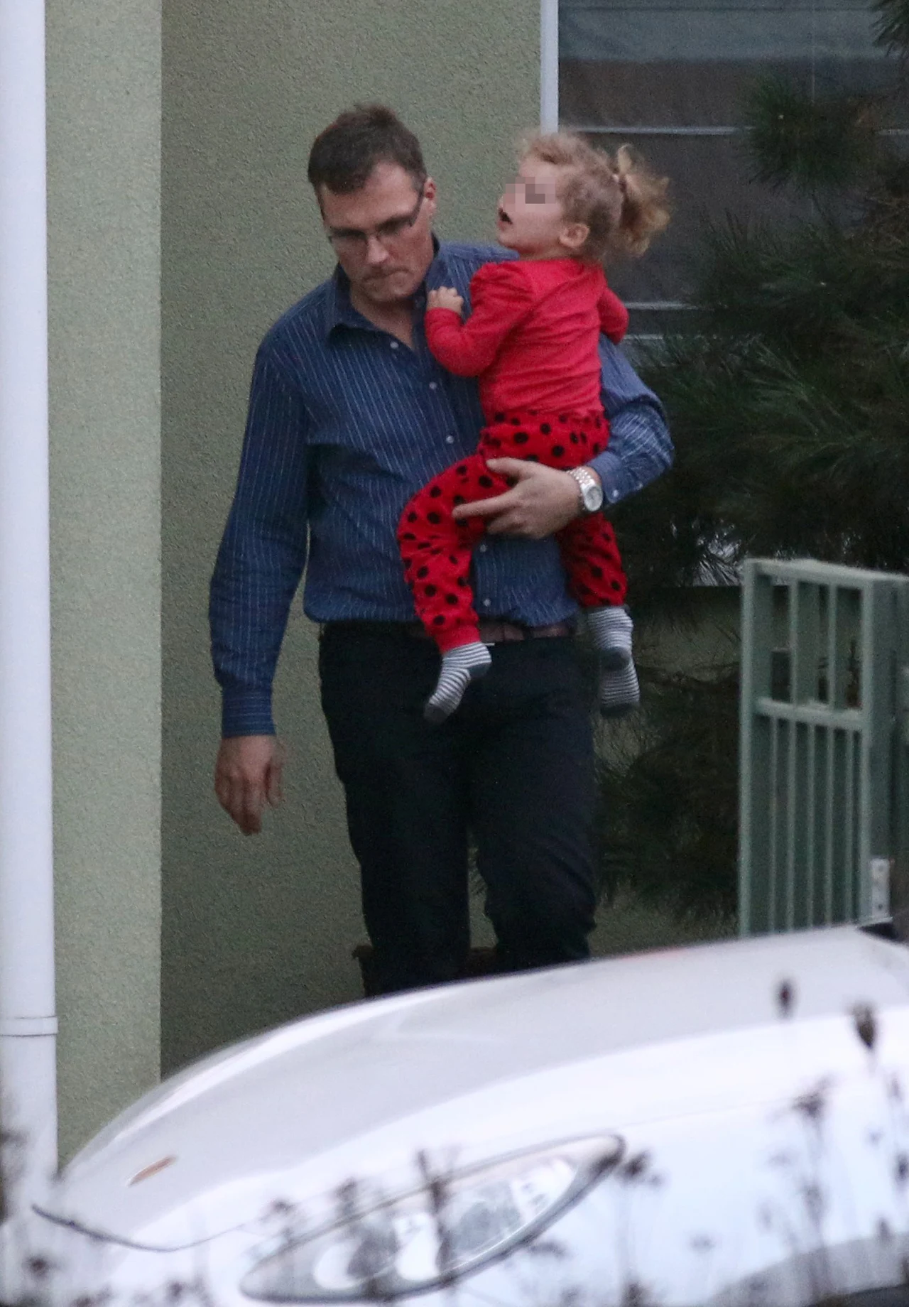 Ola Serneke odwiedza rodzinę w każdy weekend. Na zdjęciu z córką Emmą Ola Serneke odwiedza rodzinę w każdy weekend. Na zdjęciu z córką Emmą