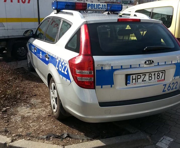 Policja też tak parkuje... Zdjęcie pochodzi ze strony "sfotografuj policjanta" na facebooku Policja też tak parkuje... Zdjęcie pochodzi ze strony "sfotografuj policjanta" na facebooku