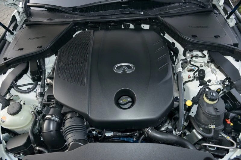 Silnik to konstrukcja Mercedesa. W Q50 zmieniono m.in. moduł sterujący jego pracą, miskę olejową i system dopalania spalin.