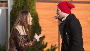Dziewczyna podchodzi do Krajewskiego przed szpitalem - i po krótkiej rozmowie wymierza chłopakowi siarczysty policzek!