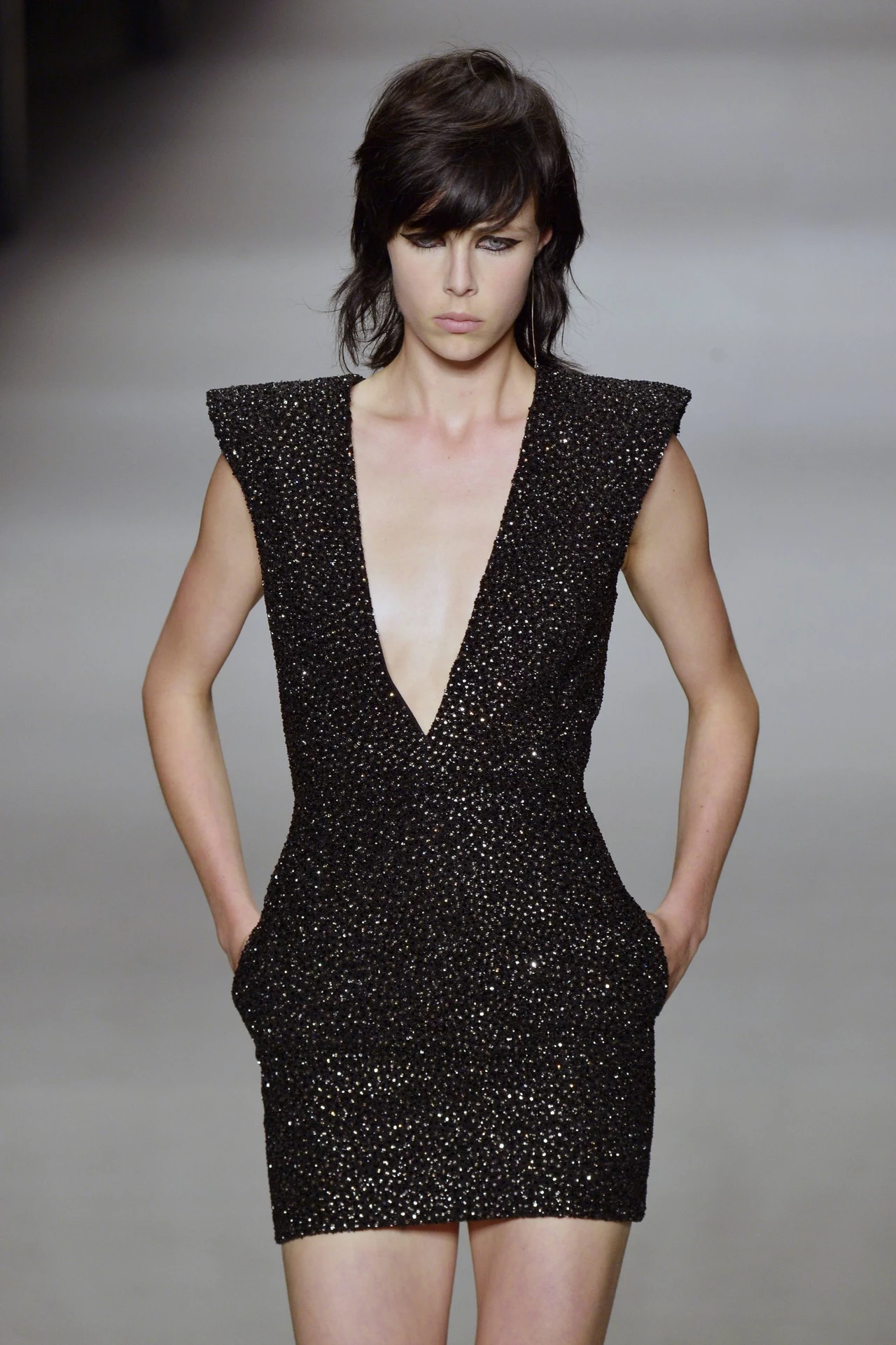 Z głębokim dekoltem - pokaz Saint Laurent Z głębokim dekoltem - pokaz Saint Laurent