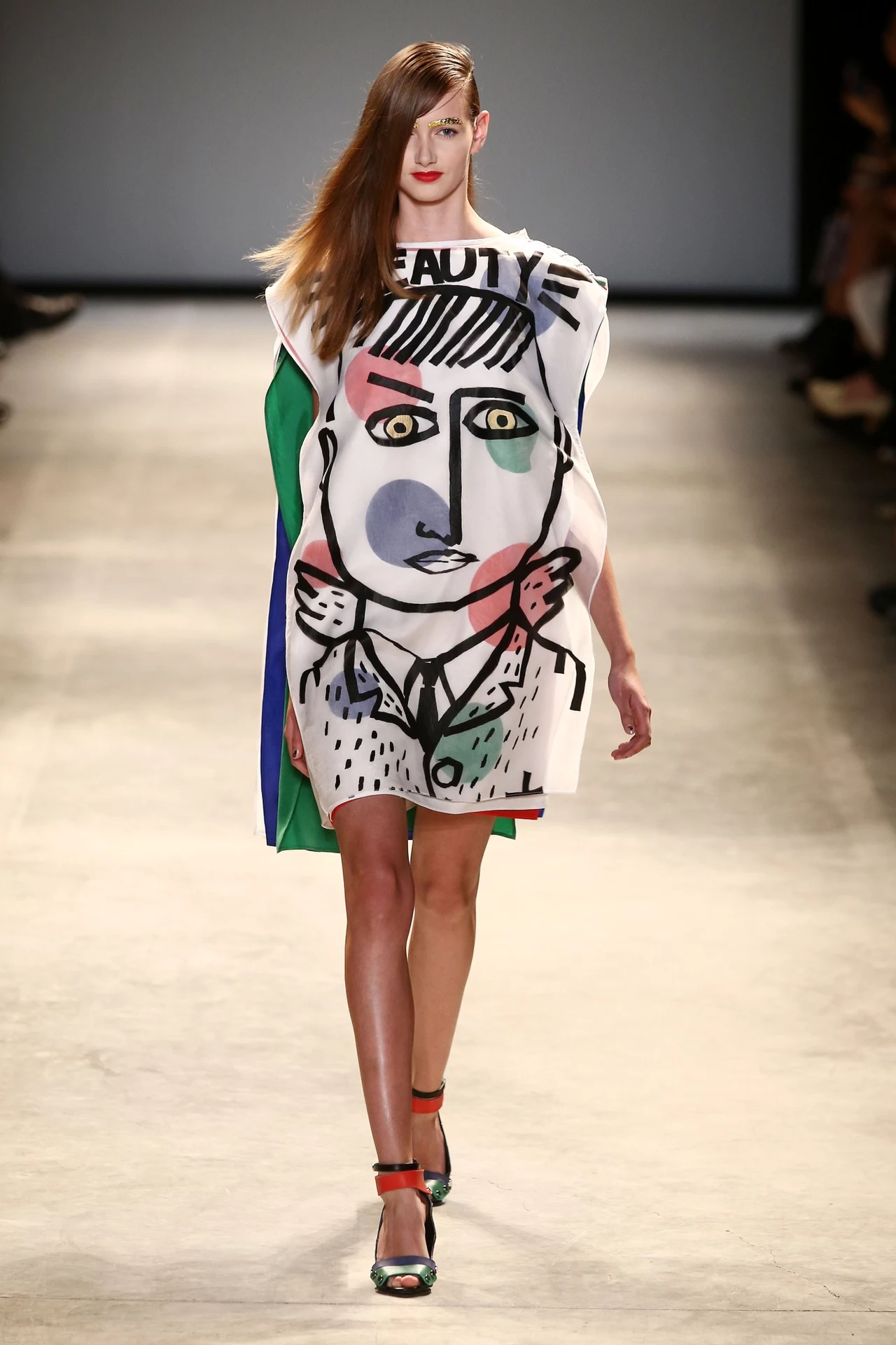 Oversize w printami - pokaz Jean-Charles Castelbajac Oversize w printami - pokaz Jean-Charles Castelbajac
