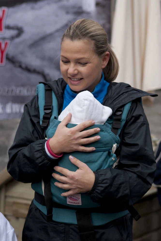 Kasia Bujakiewicz z malutką córeczką (2010 rok) Kasia Bujakiewicz z malutką córeczką (2010 rok)