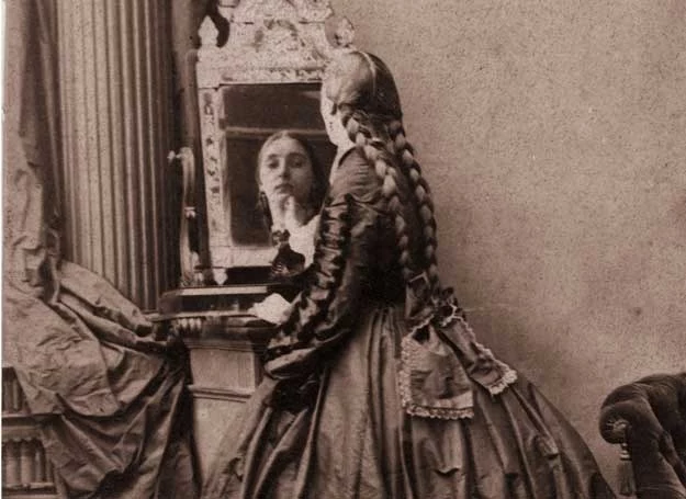 Kobieta przed lustrem