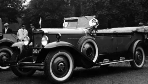 Samochód CWS T1 z otwartym nadwoziem w czasie "konkursu piękności" zorganizowanego przez Automobilklub Polski. Warszawa, październik 1930 roku