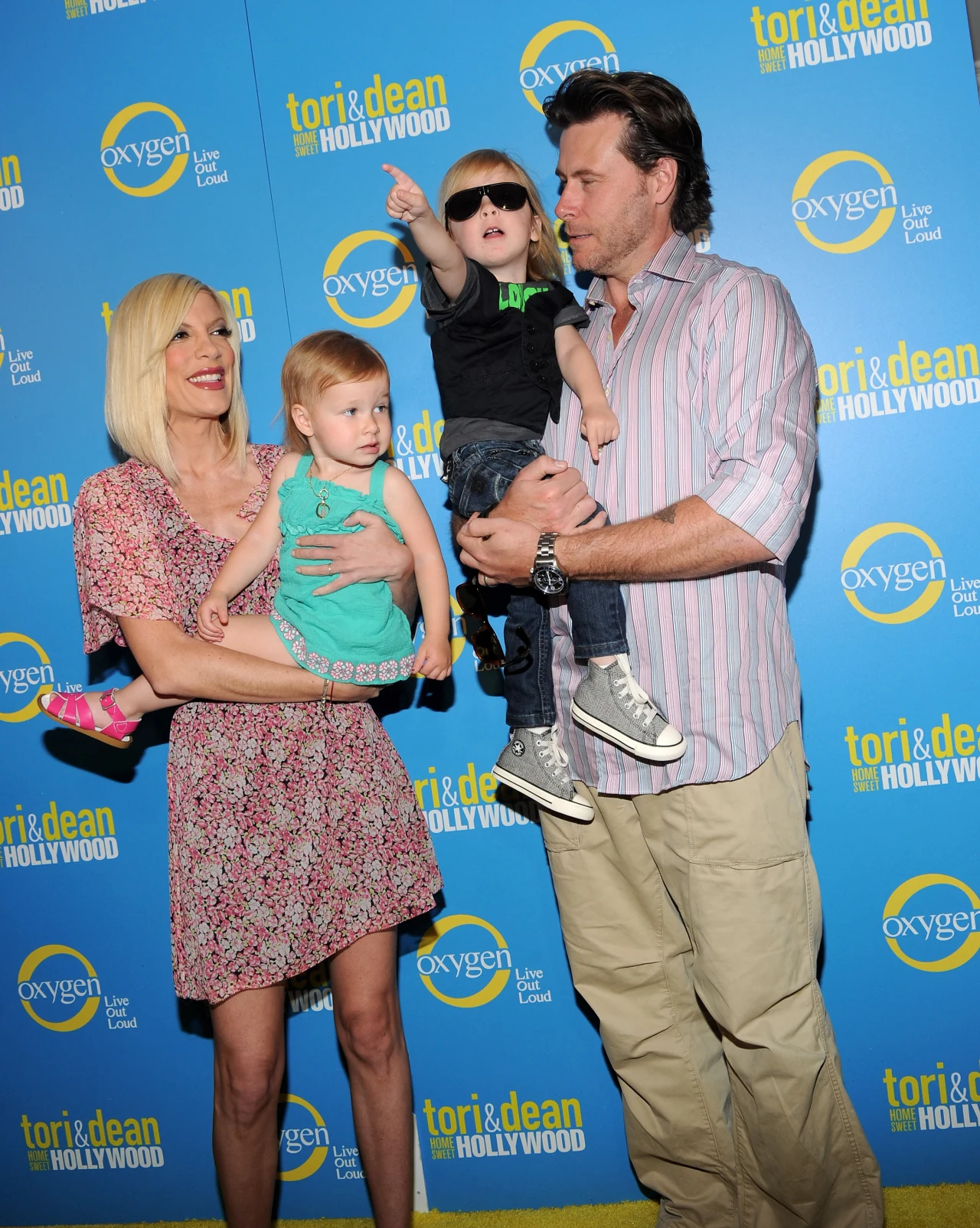 Tori Spelling z mężem i dziećmi Tori Spelling z mężem i dziećmi