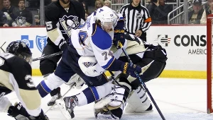 T.J. Oshie z St. Louis Blues strzela na bramkę Pittsburgh Penguins, której broni Marc-Andre Fleury