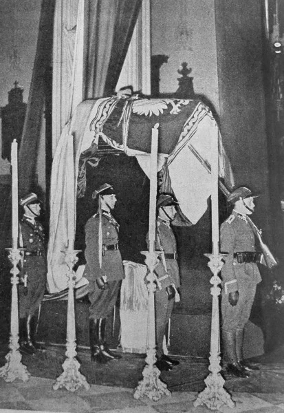 Honorowa warta oficerska przed trumną Marszałka Piłsudskiego w katedrze św. Jana Chrzciciela, Warszawa, 15.05.1935