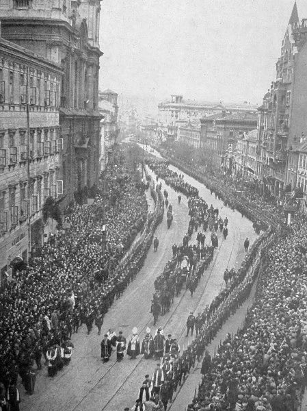 Kondukt pogrzebowy na Krakowskim Przedmieściu przed trumną Marszałka Piłsudskiego, Warszawa, 16.05.1935