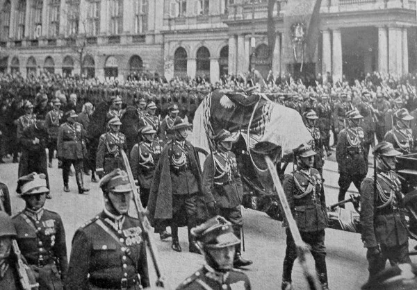 Kondukt pogrzebowy na Krakowskim Przedmieściu przed trumną Marszałka Piłsudskiego, Warszawa, 16.05.1935