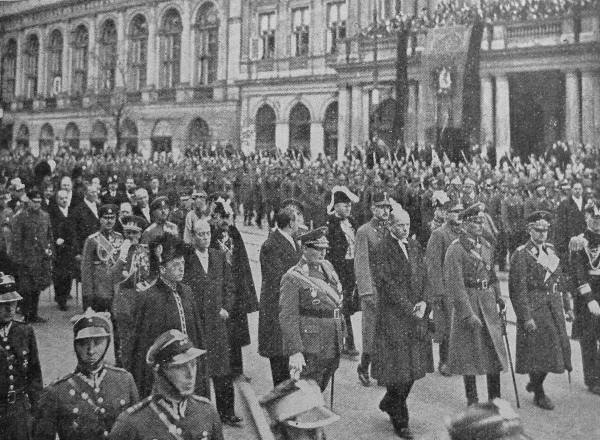 Kondukt pogrzebowy na Krakowskim Przedmieściu (gen. Goering z ambasadorem Niemiec w Polsce von Moltke), Warszawa, 16.05.1935