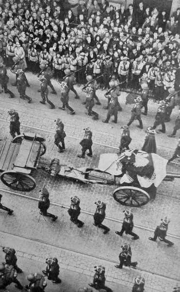 Kondukt pogrzebowy na Nowym Świecie przed trumną Marszałka Piłsudskiego, Warszawa, 16.05.1935